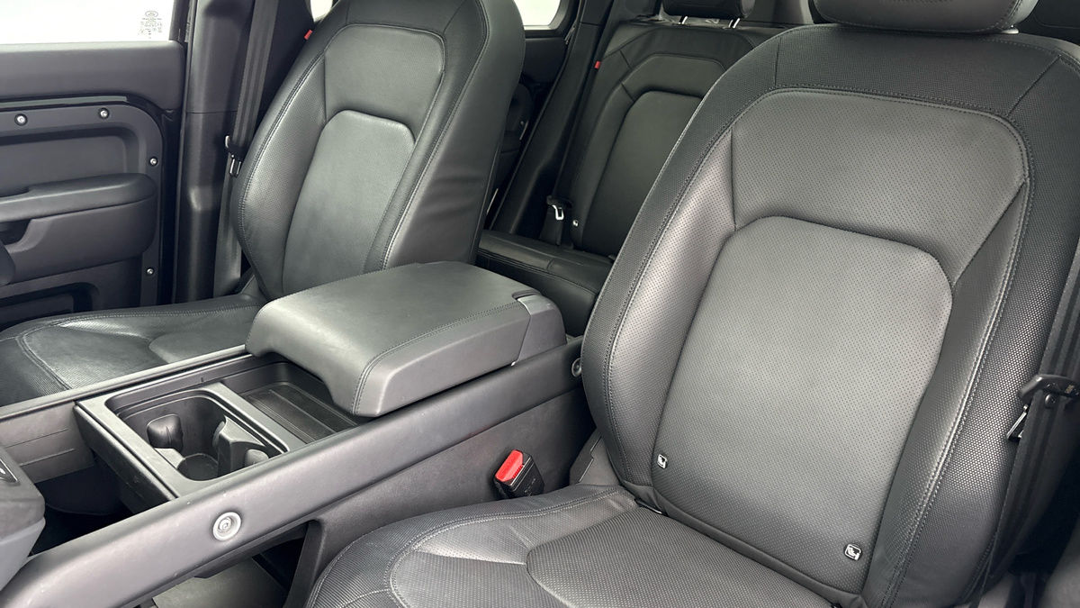 Land Rover Defender 110 Image 7