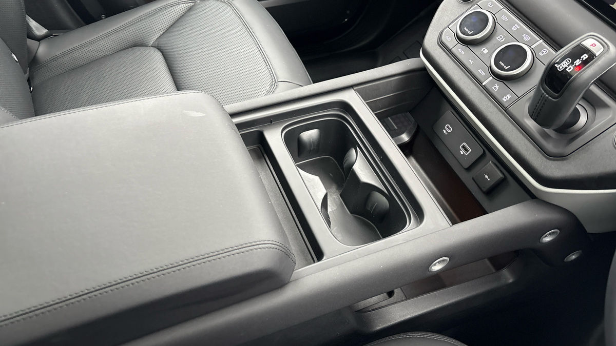 Land Rover Defender 110 Image 35