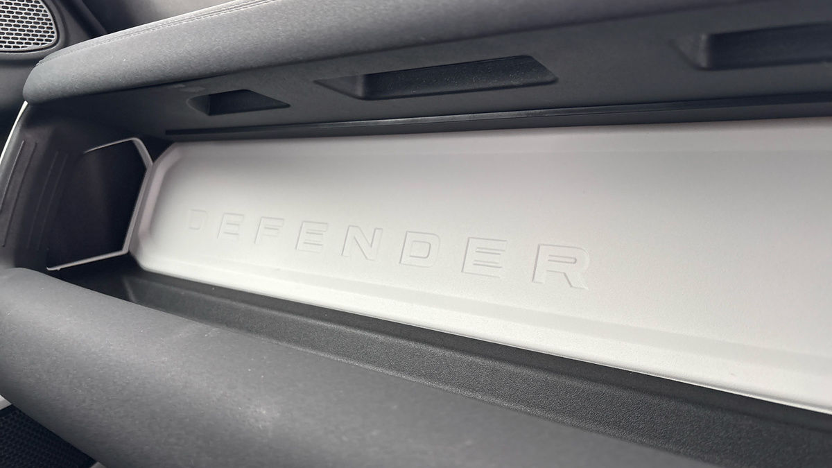 Land Rover Defender 110 Image 25
