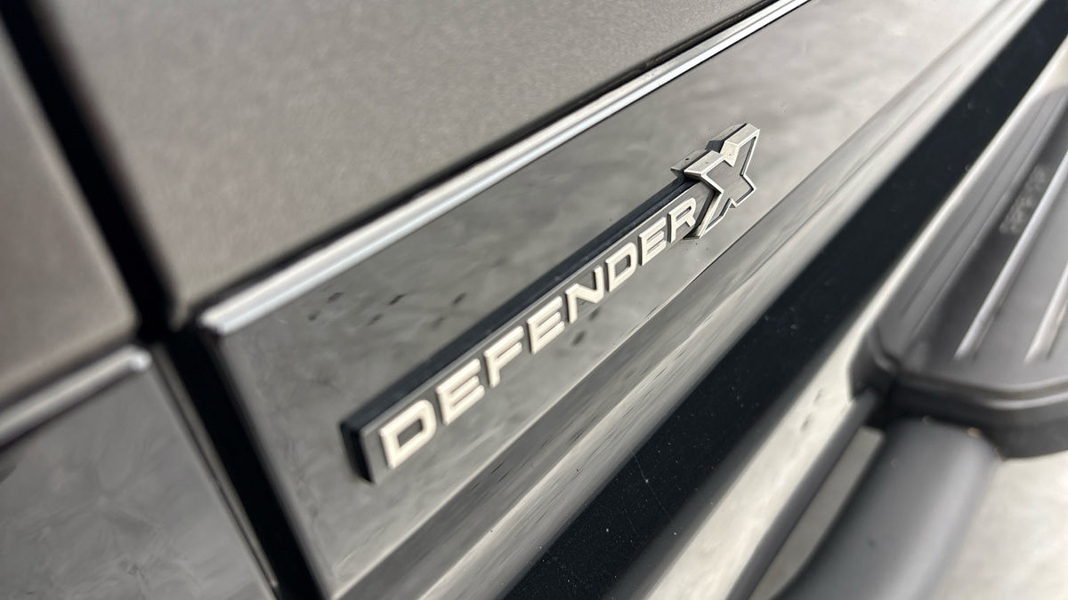 Land Rover Defender 110 Image 28