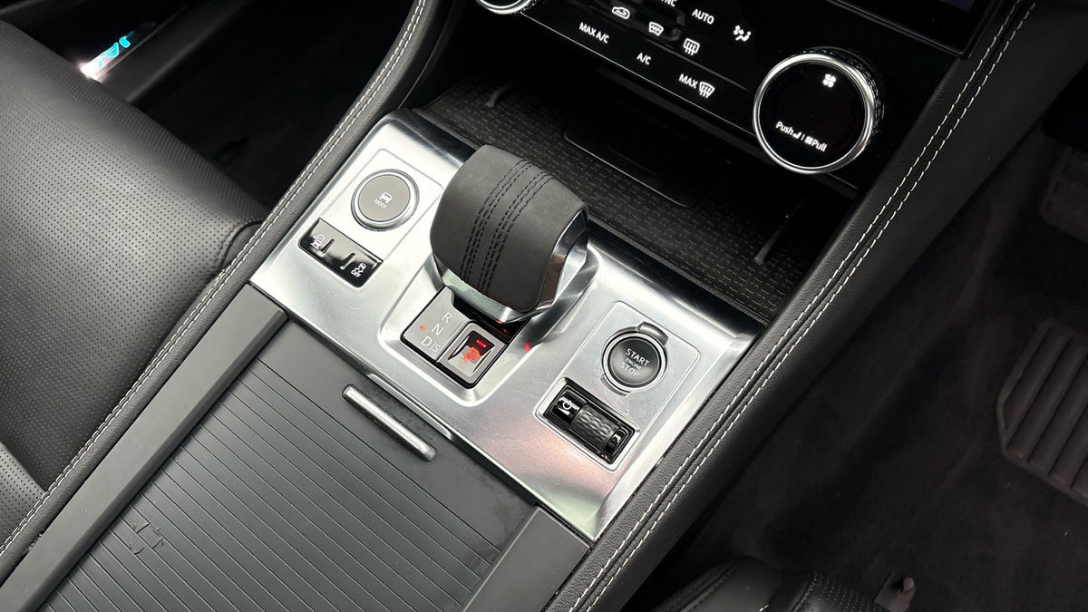 Jaguar F-PACE Image 25