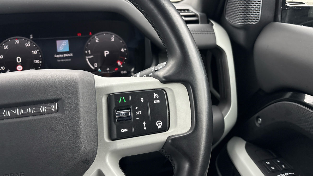 Land Rover Defender 110 Image 14