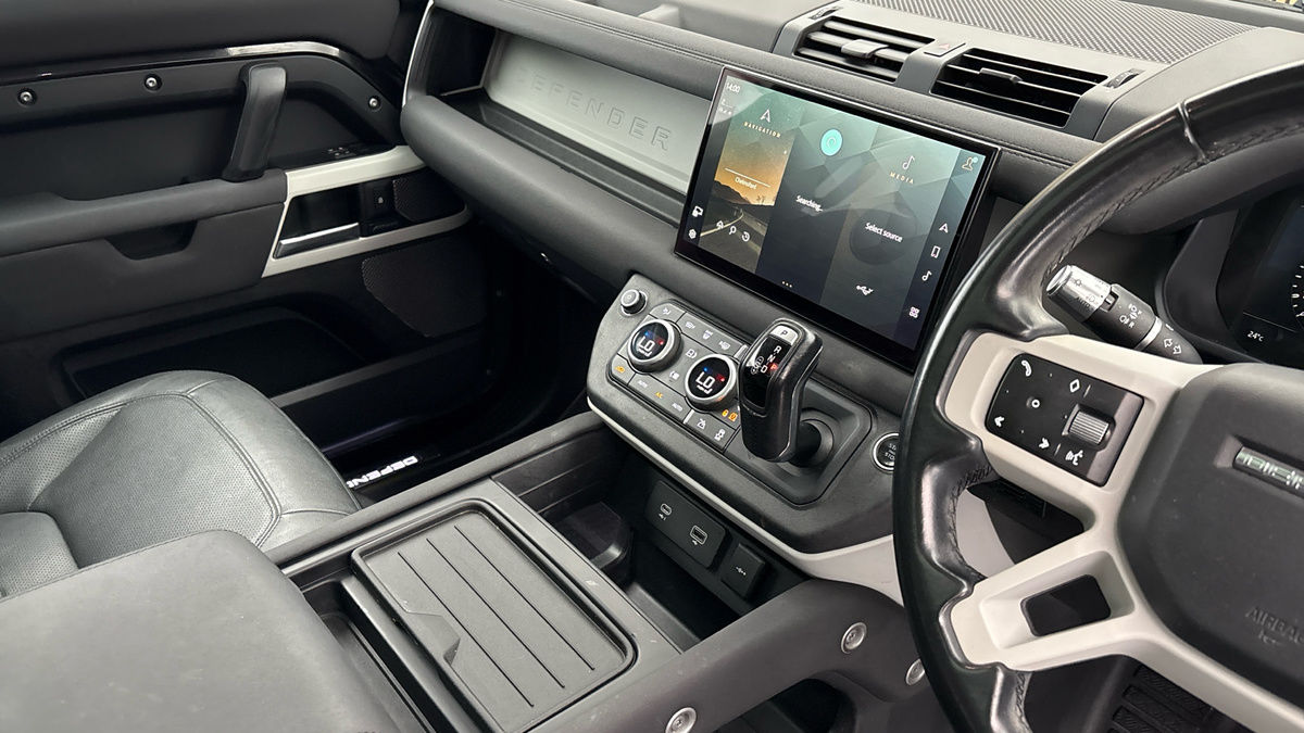Land Rover Defender 110 Image 18