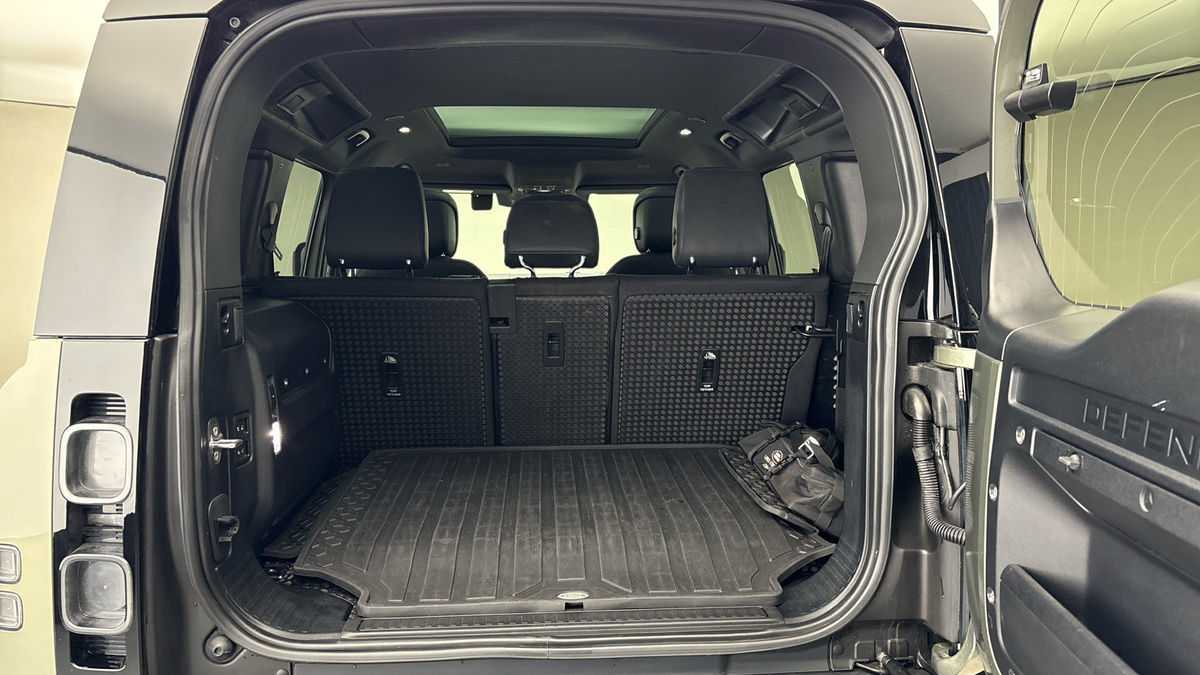 Land Rover Defender 110 Image 11