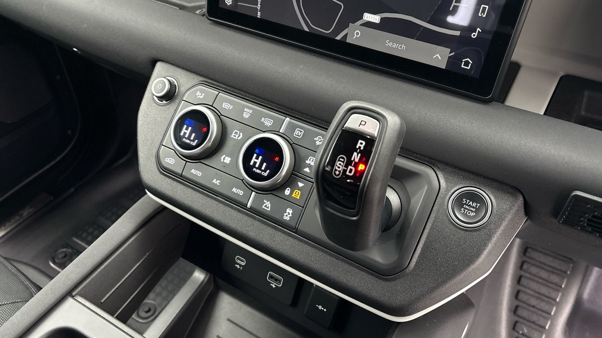 Land Rover Defender 110 Image 6