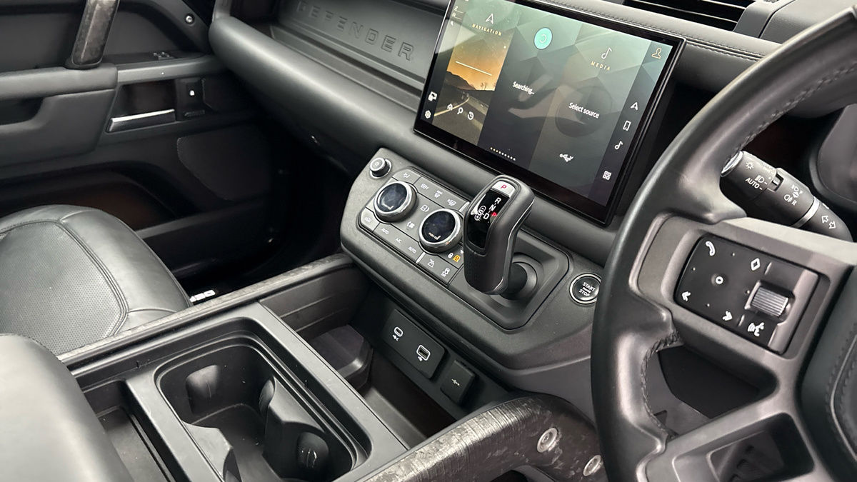 Land Rover Defender 110 Image 18