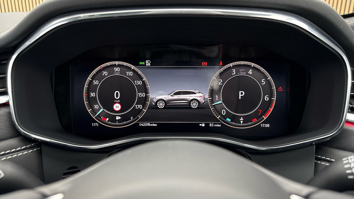 Jaguar F-PACE Image 40