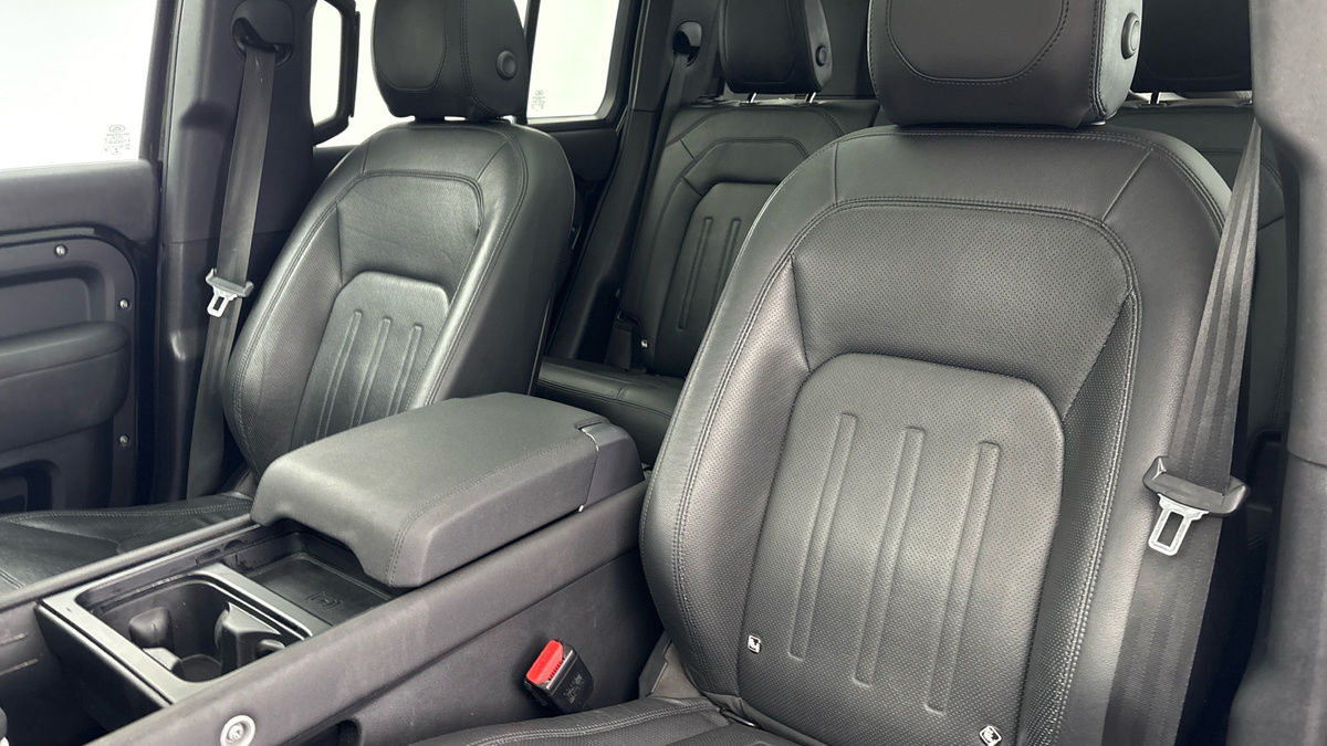 Land Rover Defender 110 Image 7