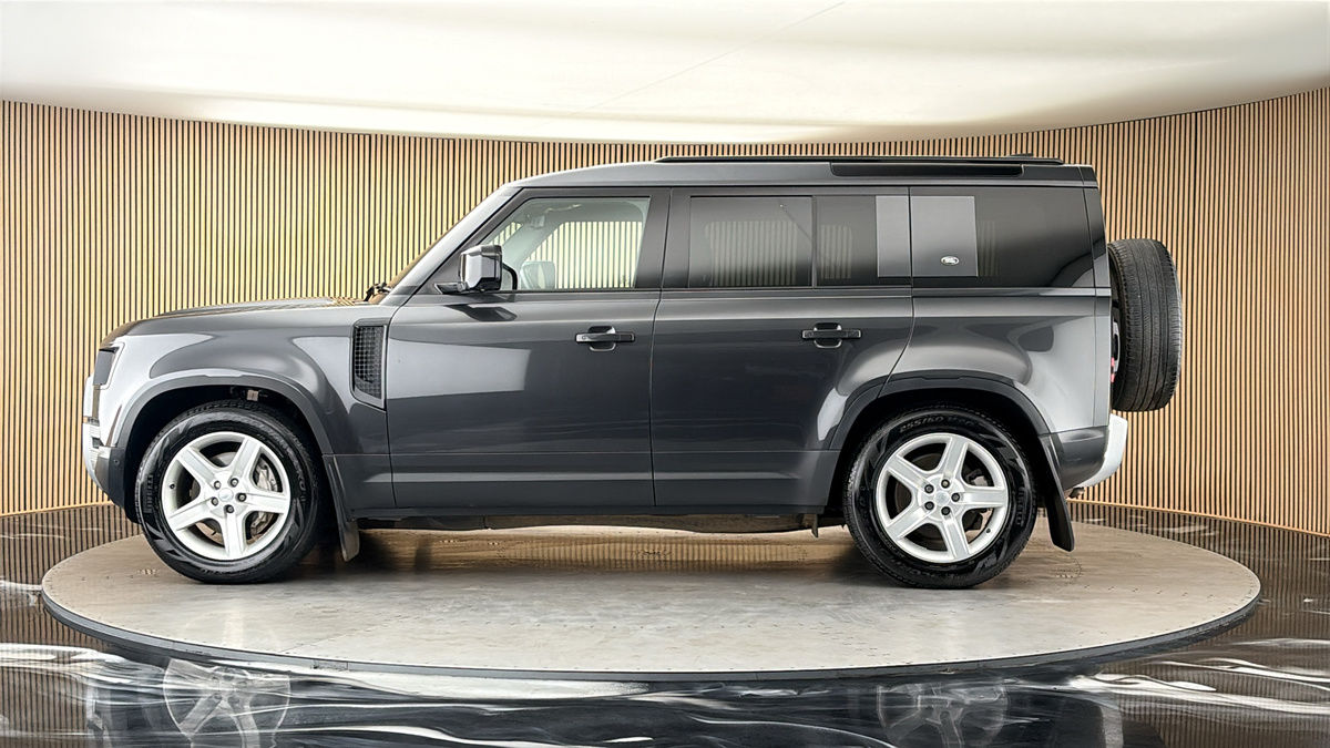 Land Rover Defender 110 Image 15
