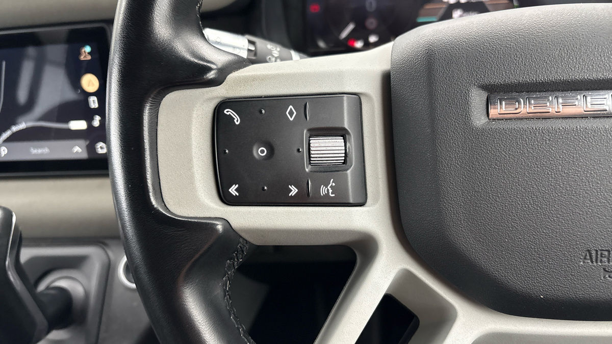 Land Rover Defender 110 Image 13