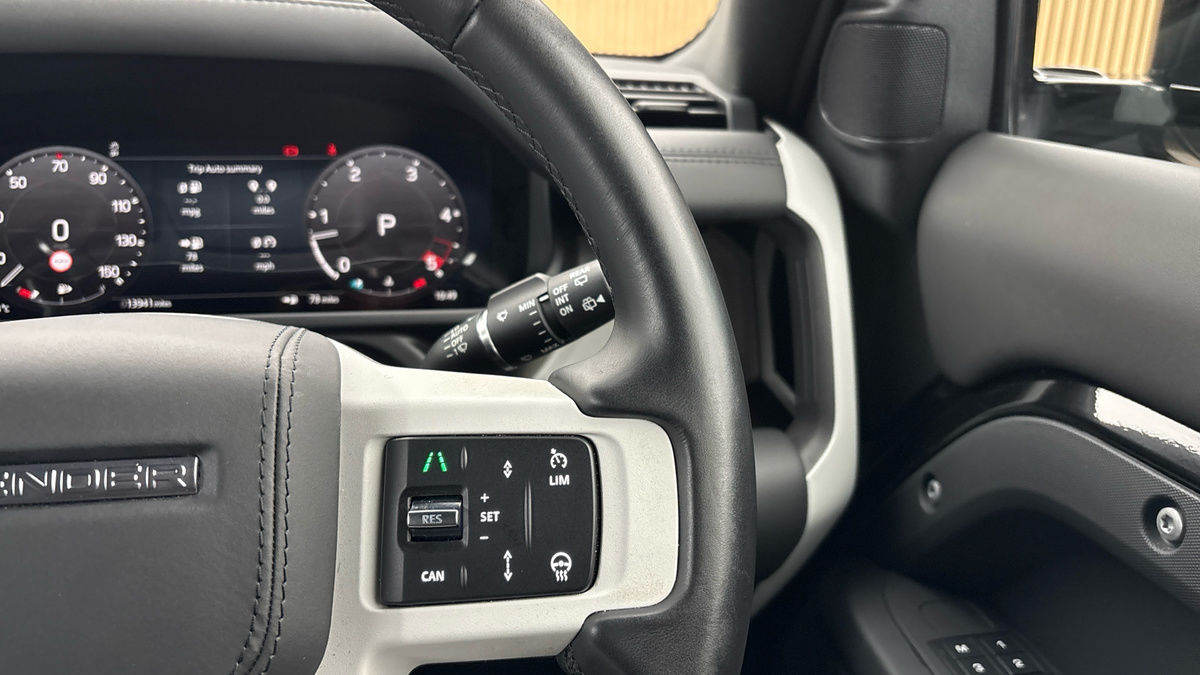Land Rover Defender 90 Image 14