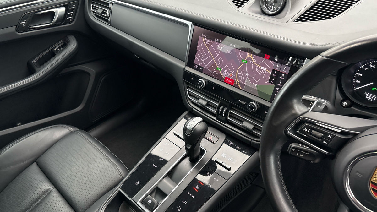 Porsche Macan Image 18