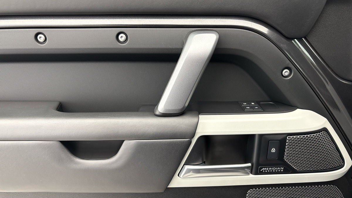 Land Rover Defender 110 Image 19