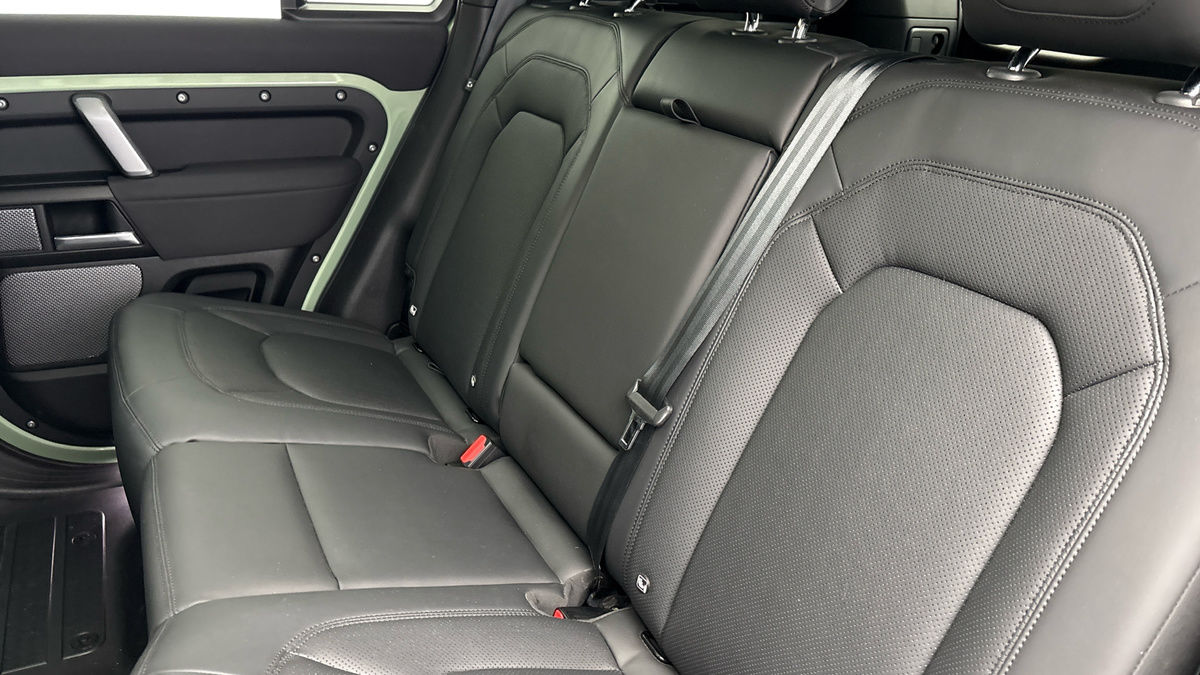 Land Rover Defender 110 Image 8