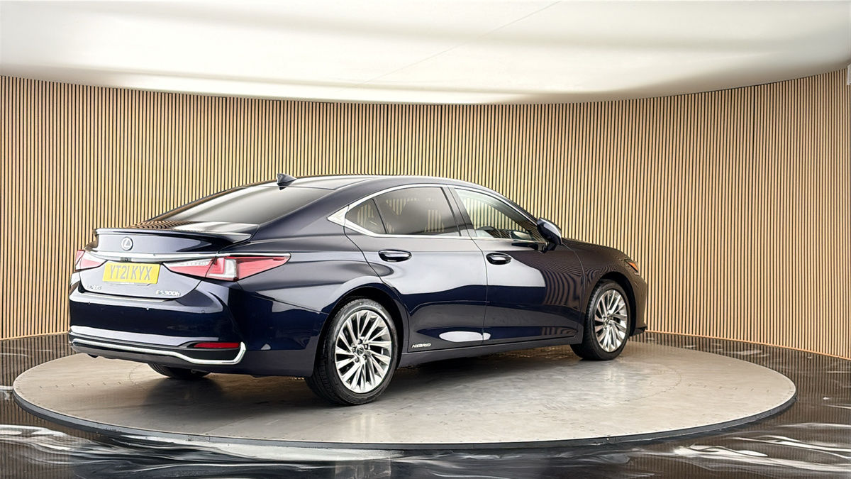 Lexus ES Image 21