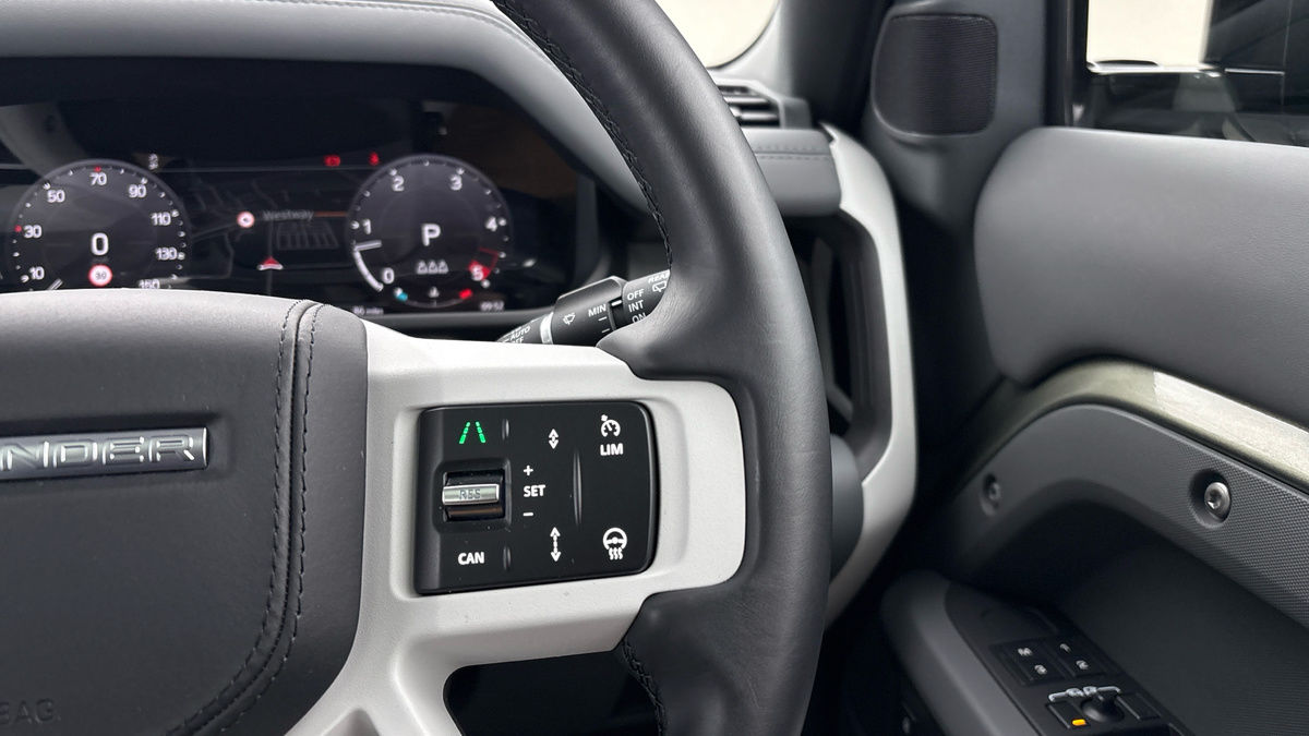 Land Rover Defender 90 Image 14