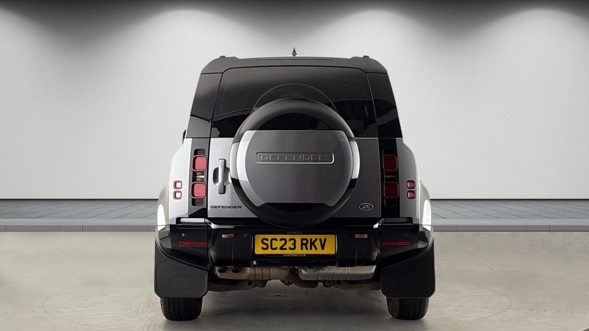 Land Rover Defender 110 Image 4