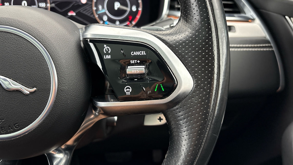 Jaguar F-PACE Image 14