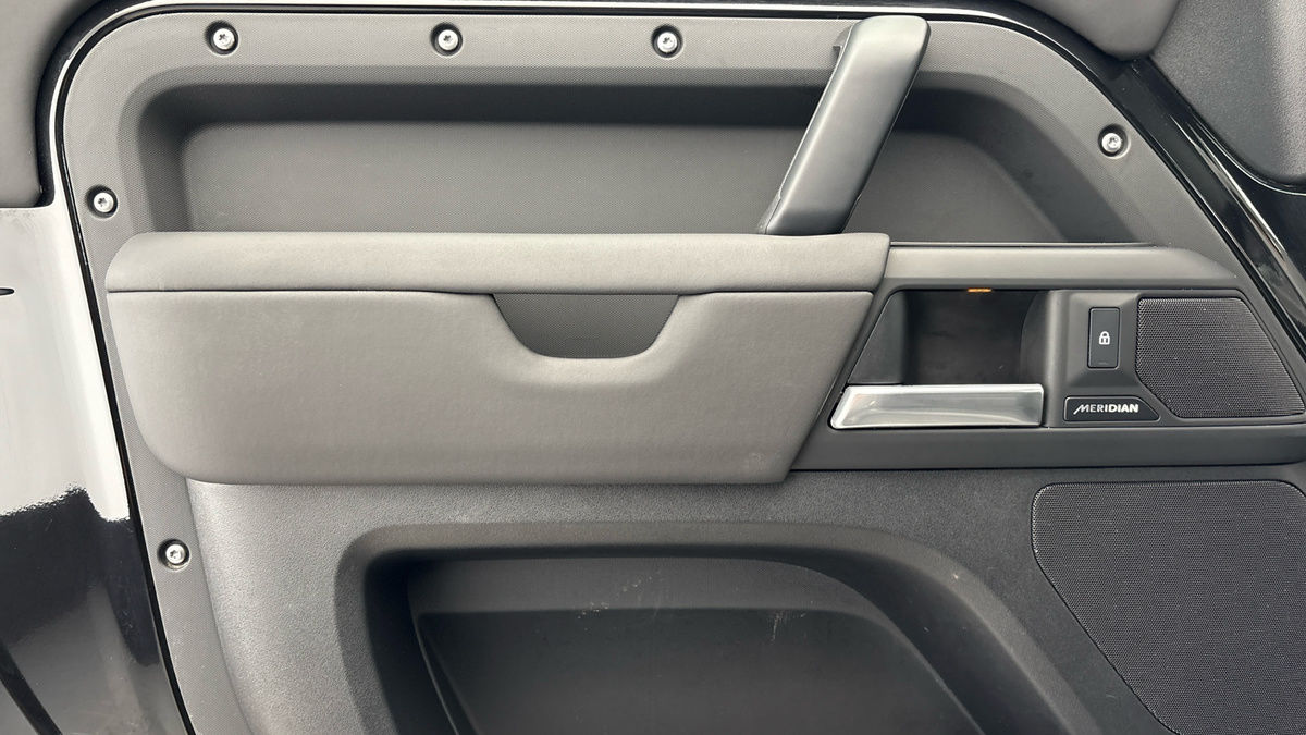 Land Rover Defender 90 Image 19