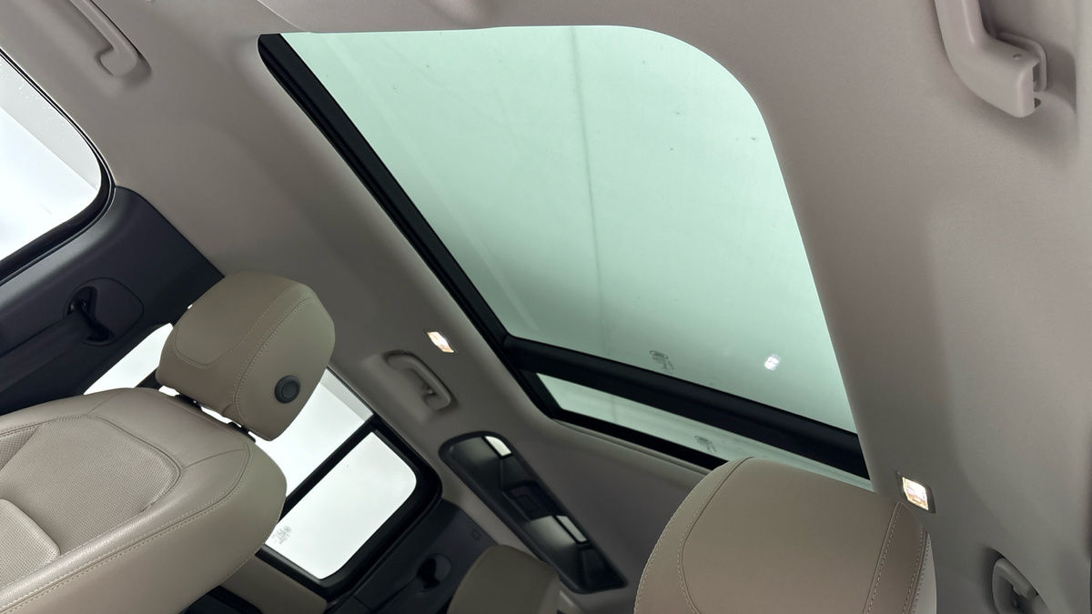 Land Rover Defender 110 Image 6