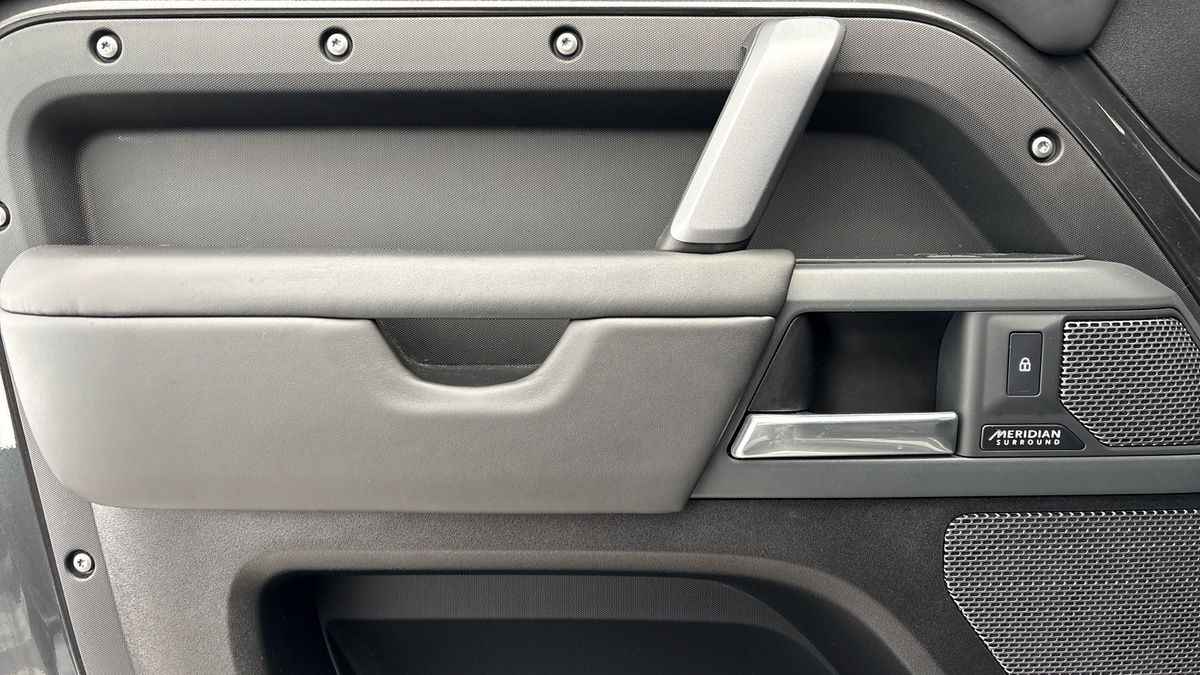 Land Rover Defender 110 Image 19