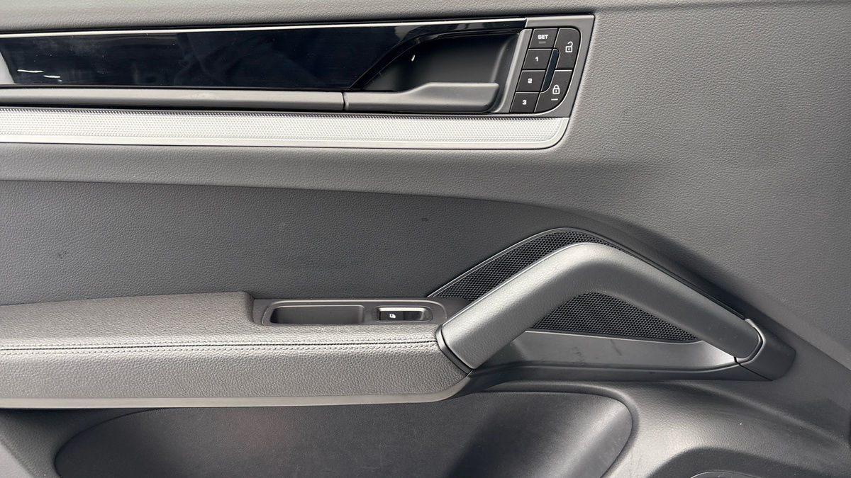 Porsche Cayenne Image 19