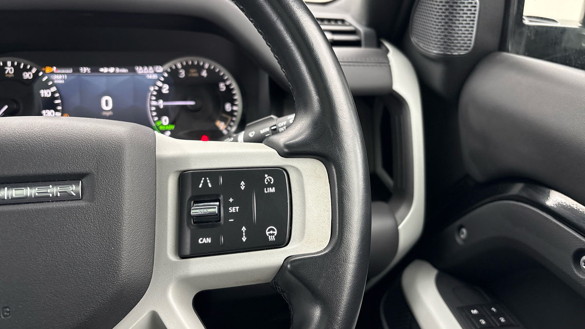 Land Rover Defender 110 Image 14