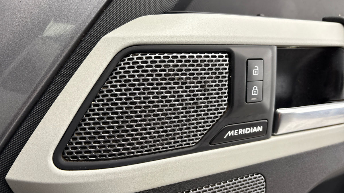 Land Rover Defender 110 Image 25