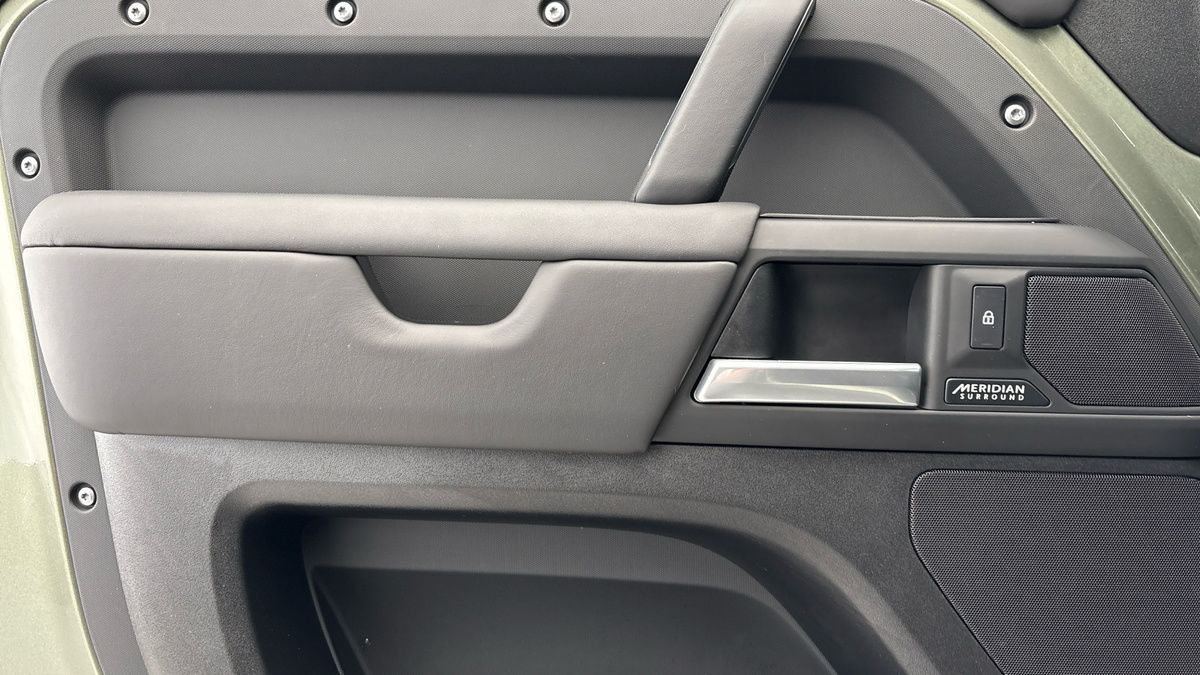 Land Rover Defender 110 Image 19