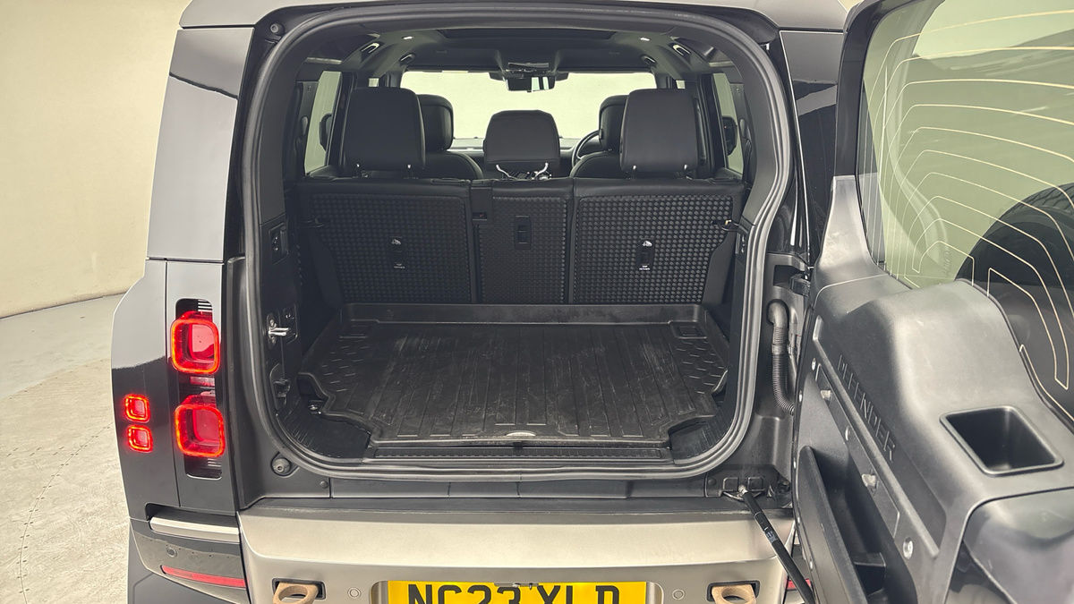 Land Rover Defender 110 Image 11