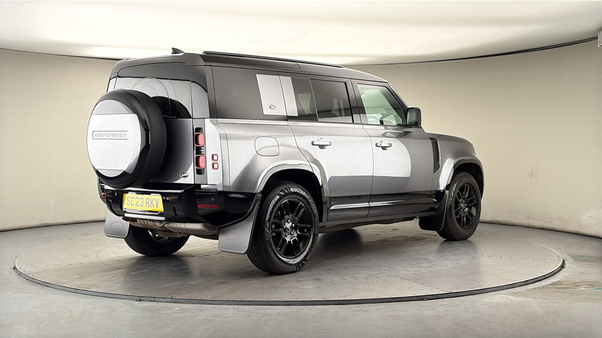 Land Rover Defender 110 Image 21