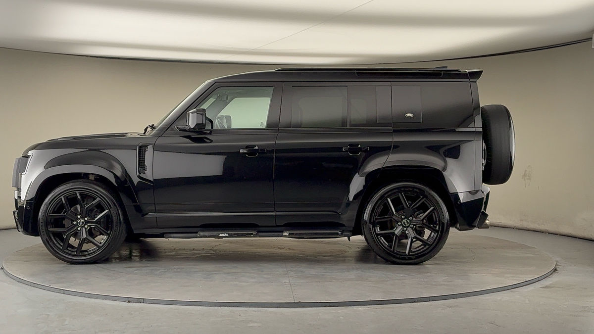 Land Rover Defender 110 Image 15