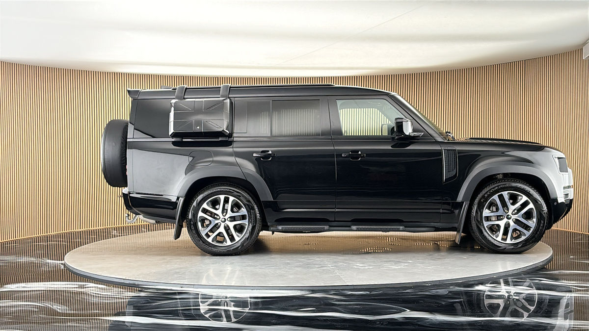 Land Rover Defender 130 Image 16