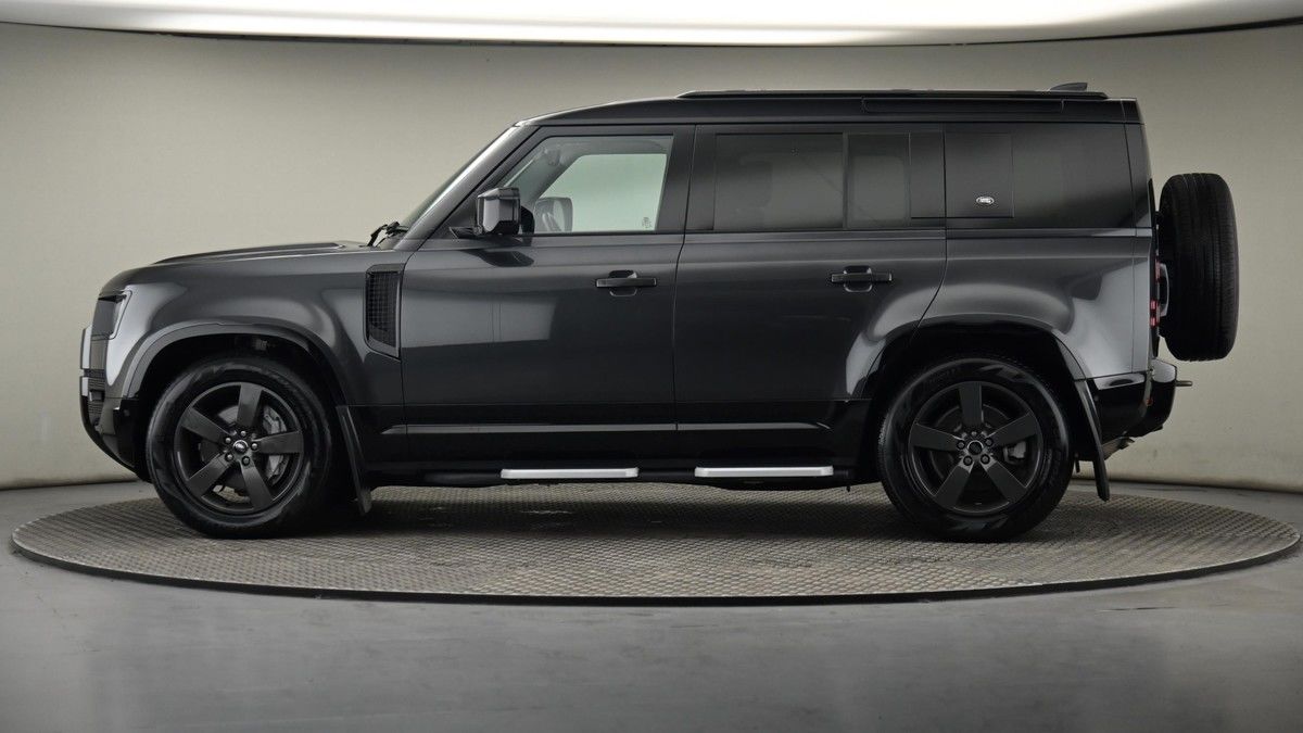 Land Rover Defender 110 Image 9