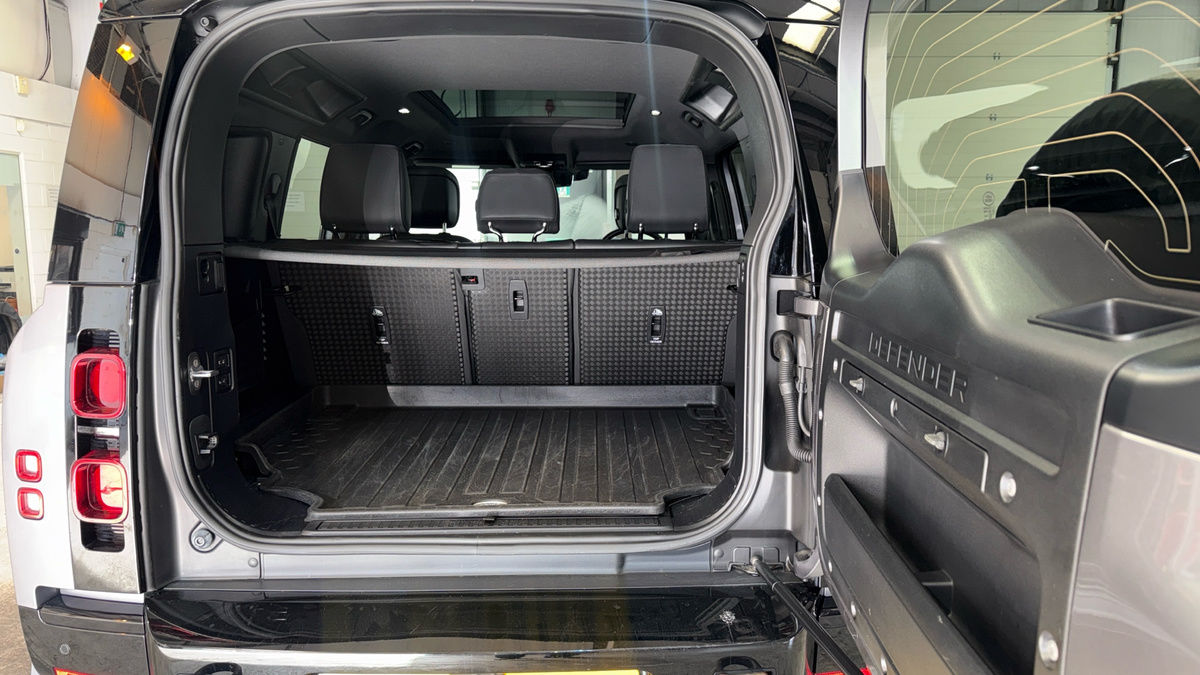 Land Rover Defender 110 Urban Image 11