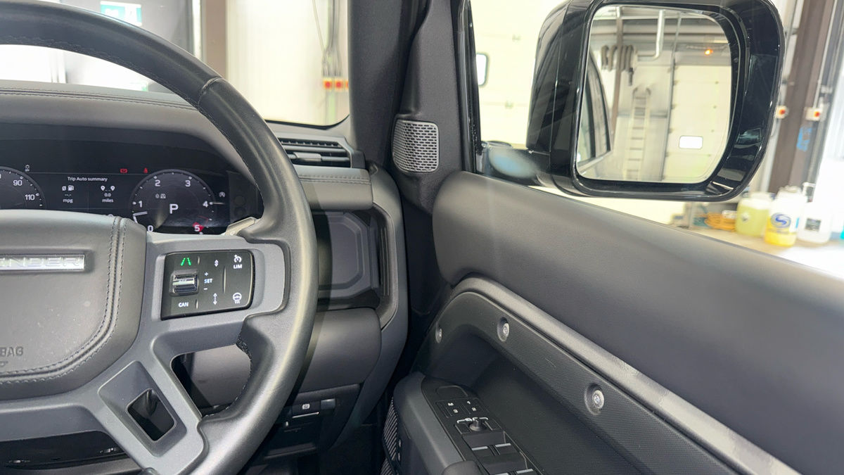 Land Rover Defender 110 Urban Image 19
