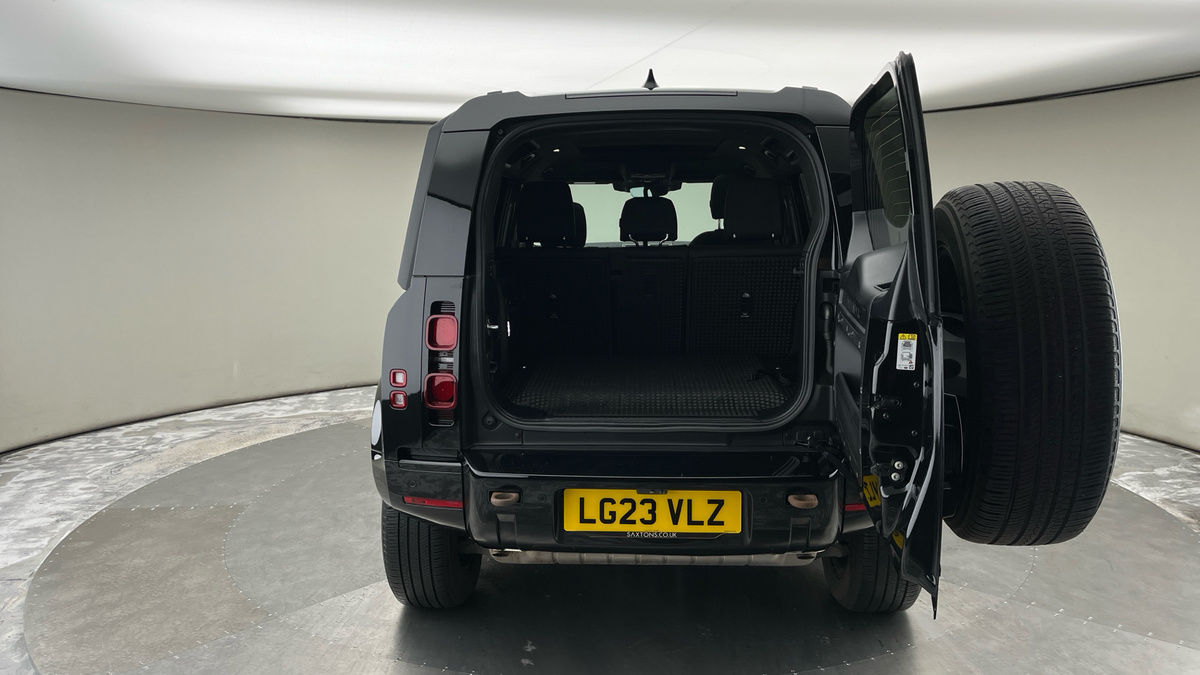 Land Rover Defender 110 Image 12