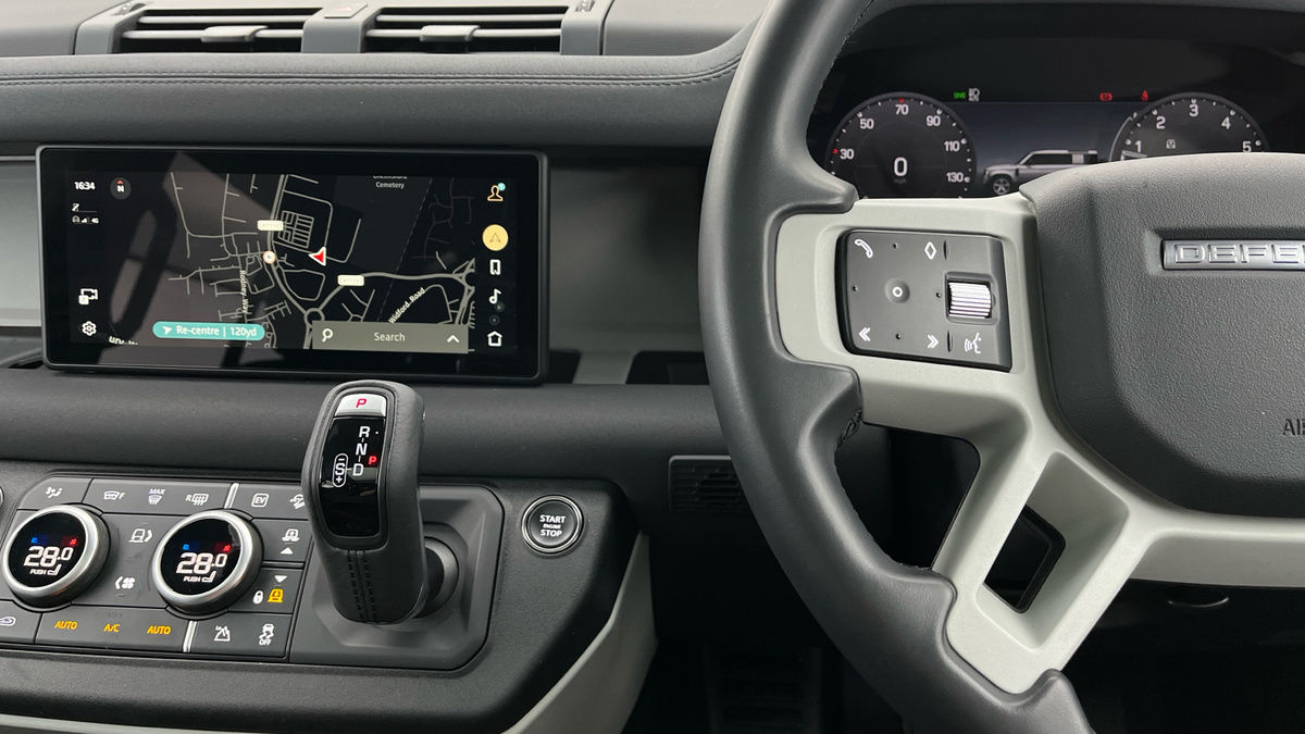 Land Rover Defender 110 Image 22