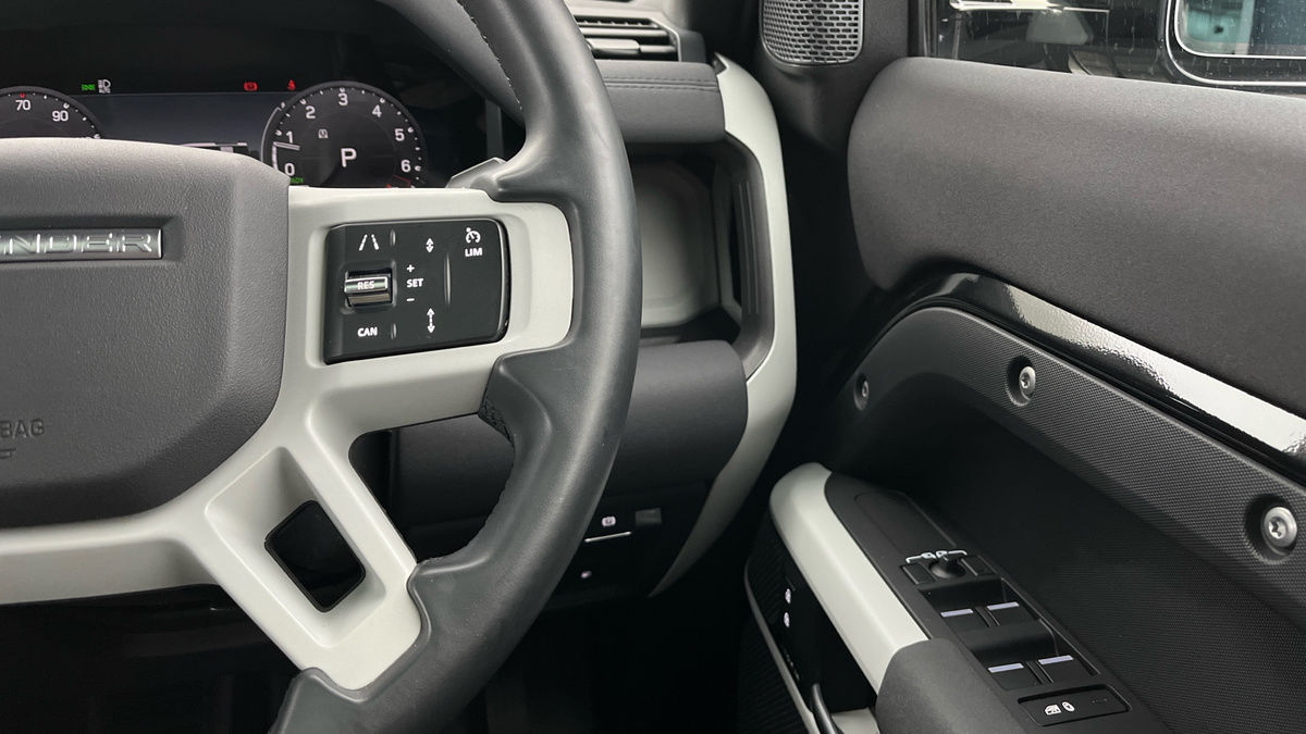 Land Rover Defender 110 Image 23
