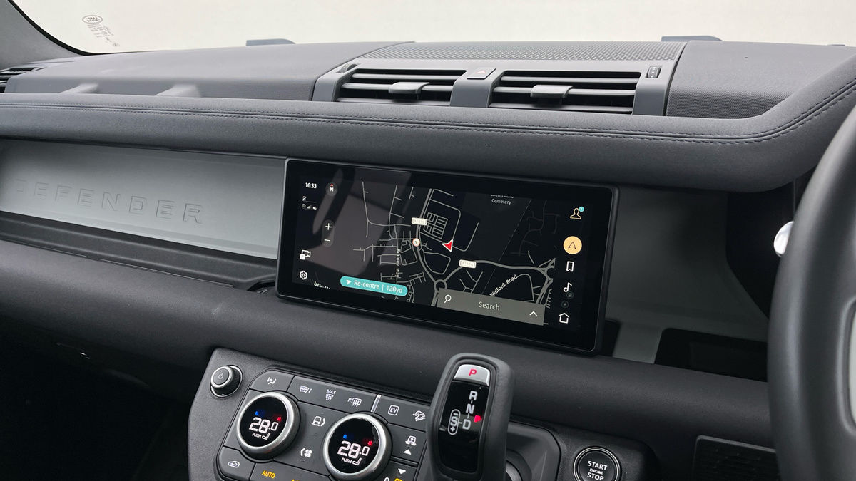 Land Rover Defender 110 Image 14