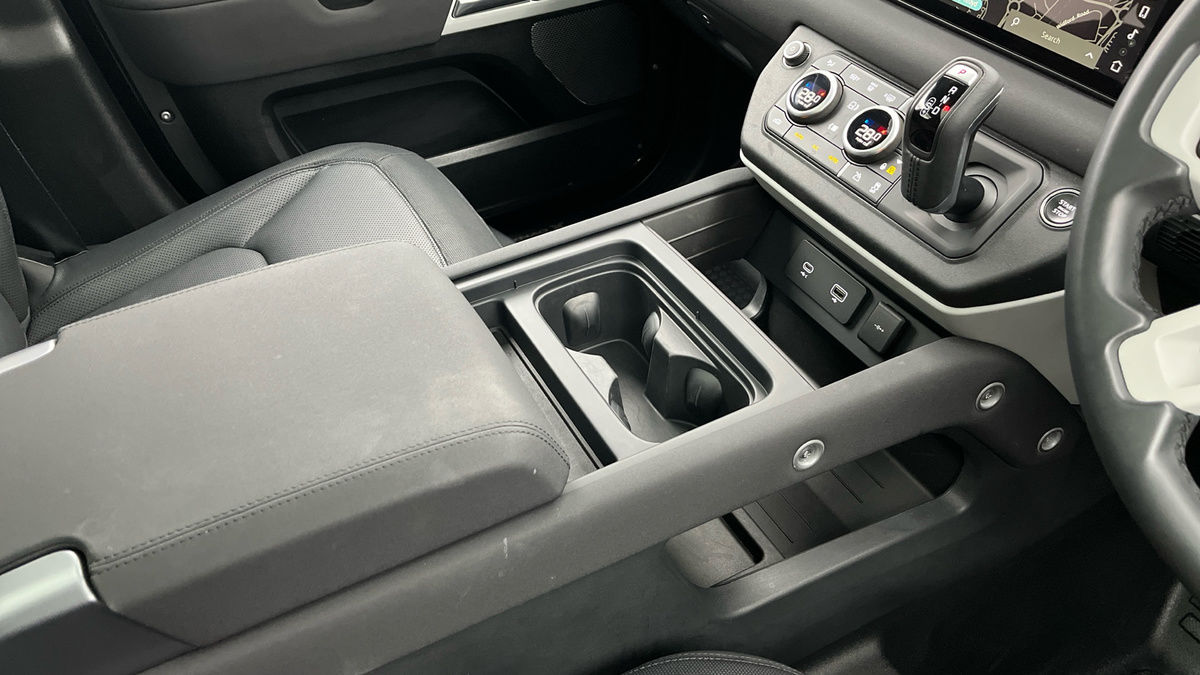 Land Rover Defender 110 Image 15