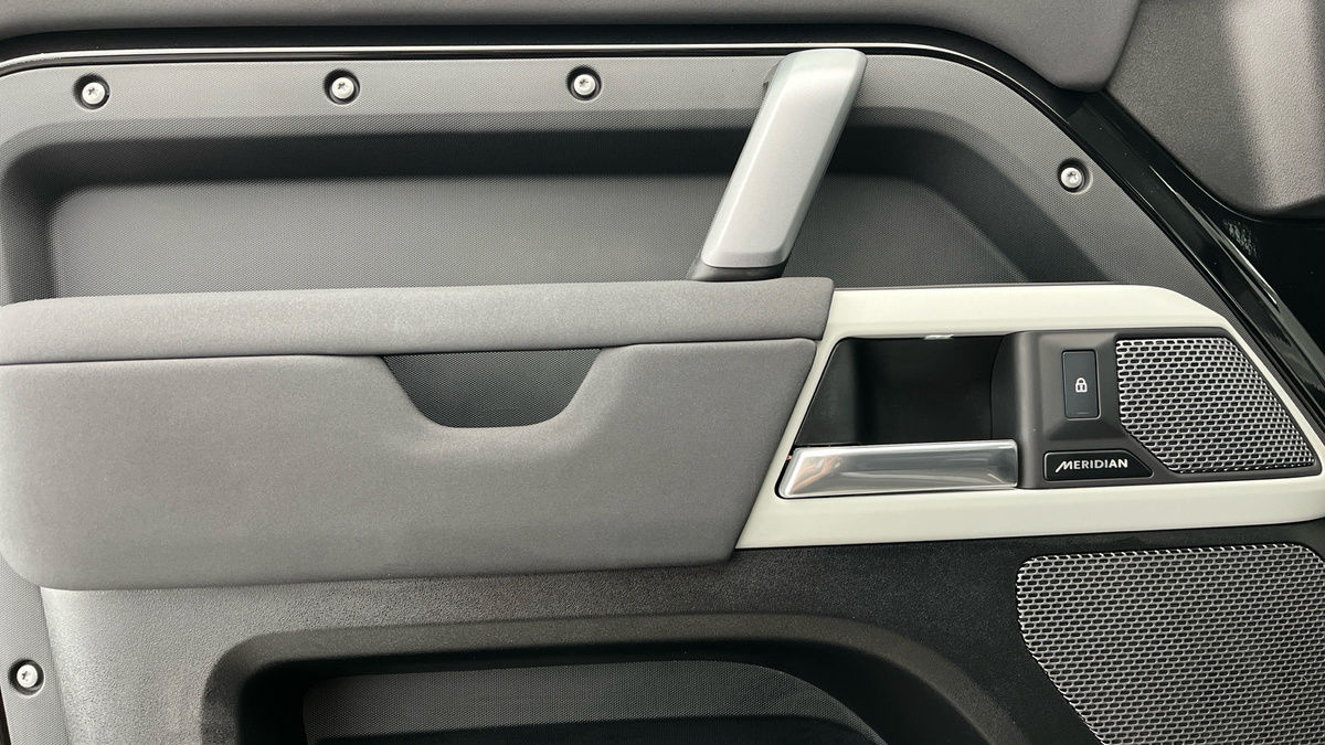 Land Rover Defender 110 Image 17