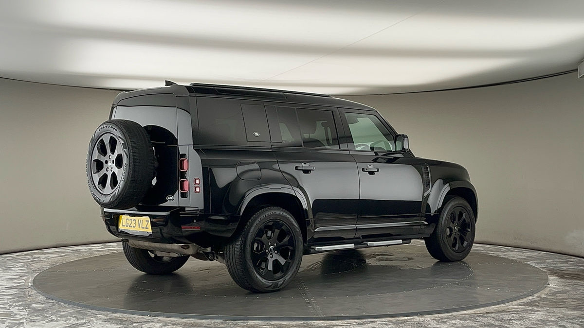 Land Rover Defender 110 Image 25