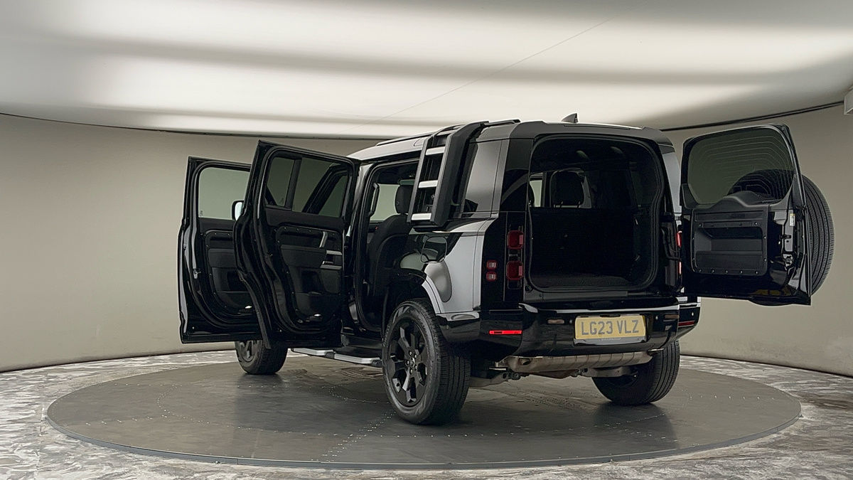 Land Rover Defender 110 Image 11
