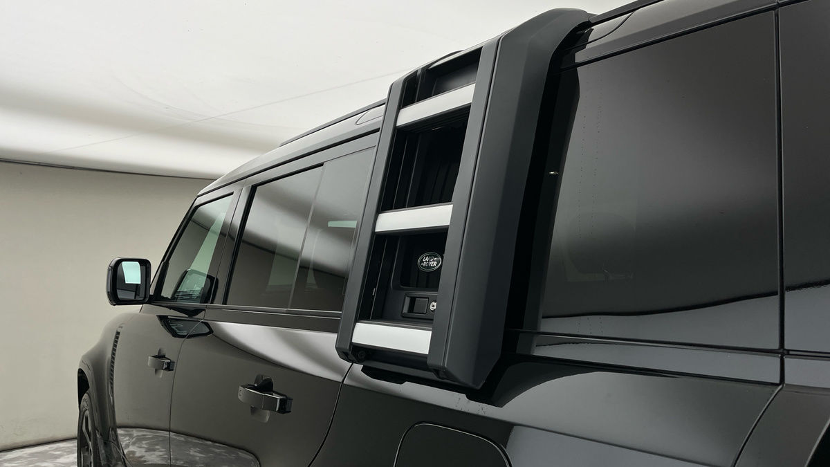 Land Rover Defender 110 Image 18