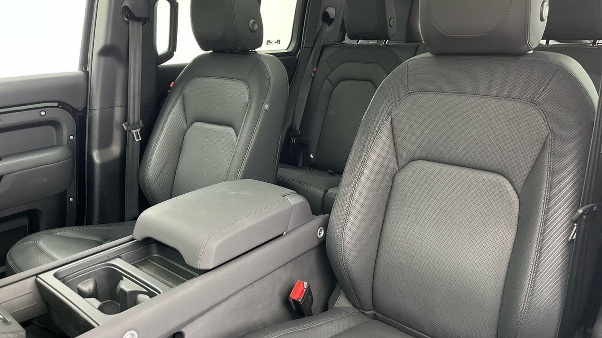 Land Rover Defender 110 Image 4
