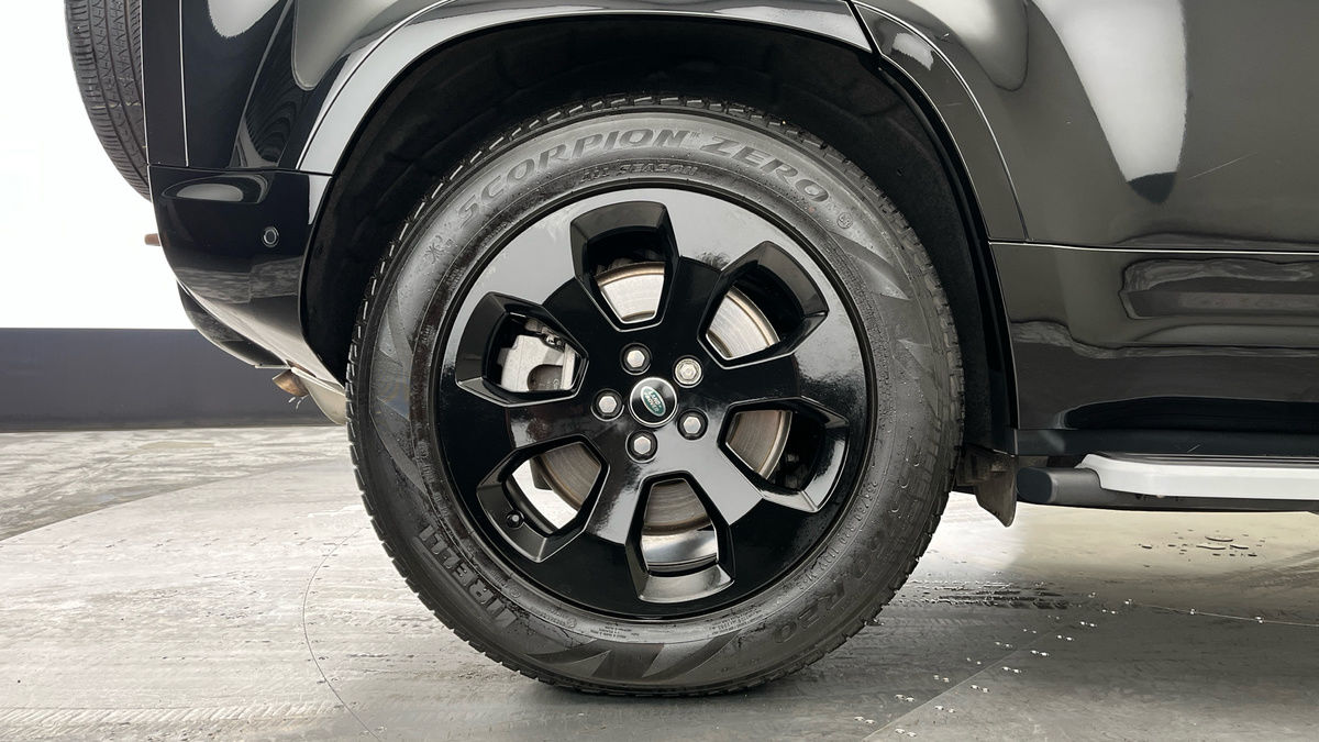 Land Rover Defender 110 Image 13