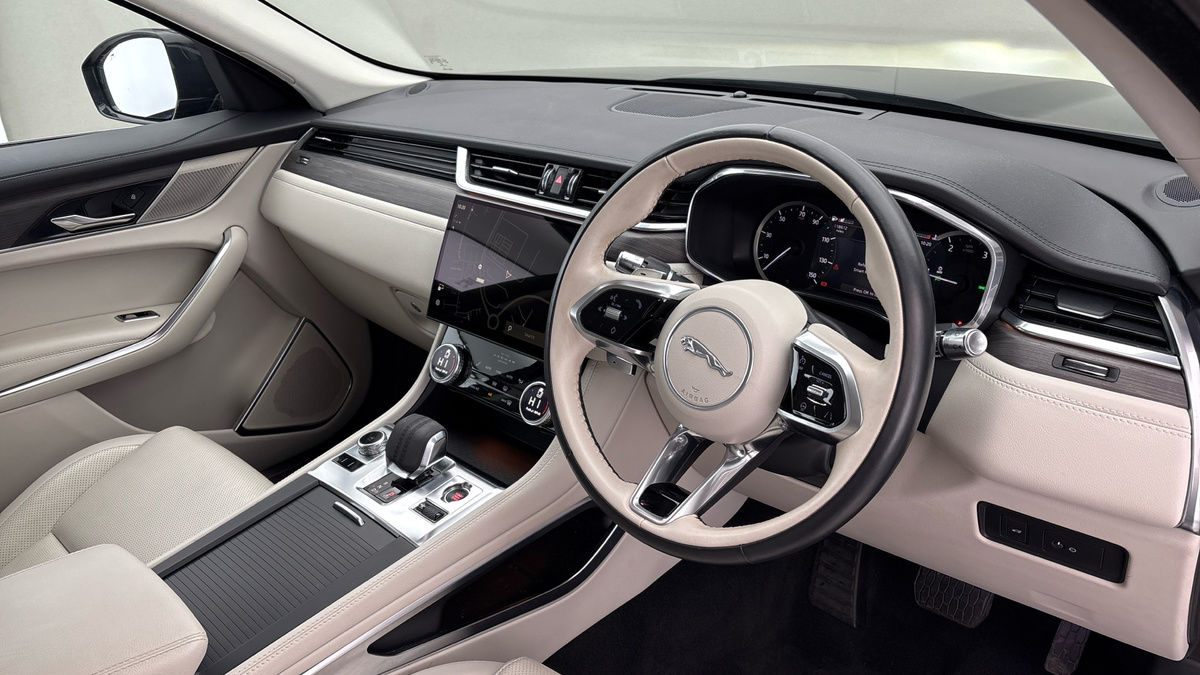 Jaguar F-PACE Image 2