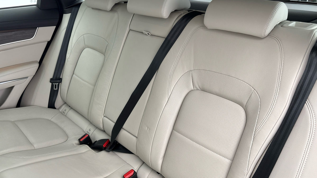 Jaguar F-PACE Image 4