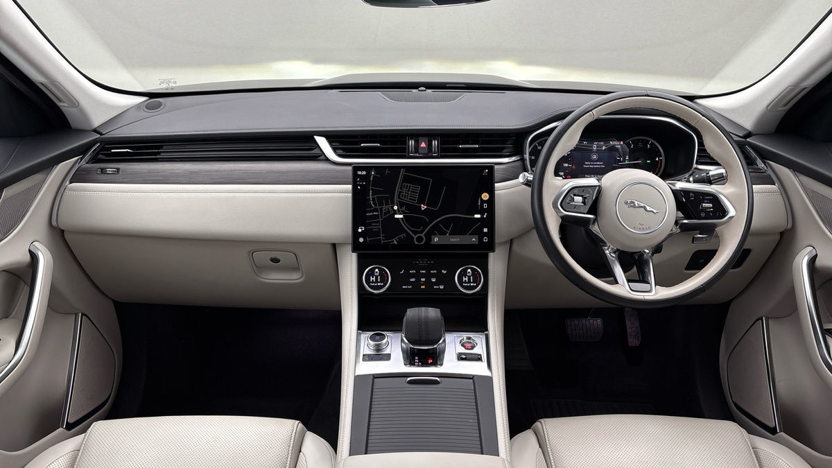 Jaguar F-PACE Image 19